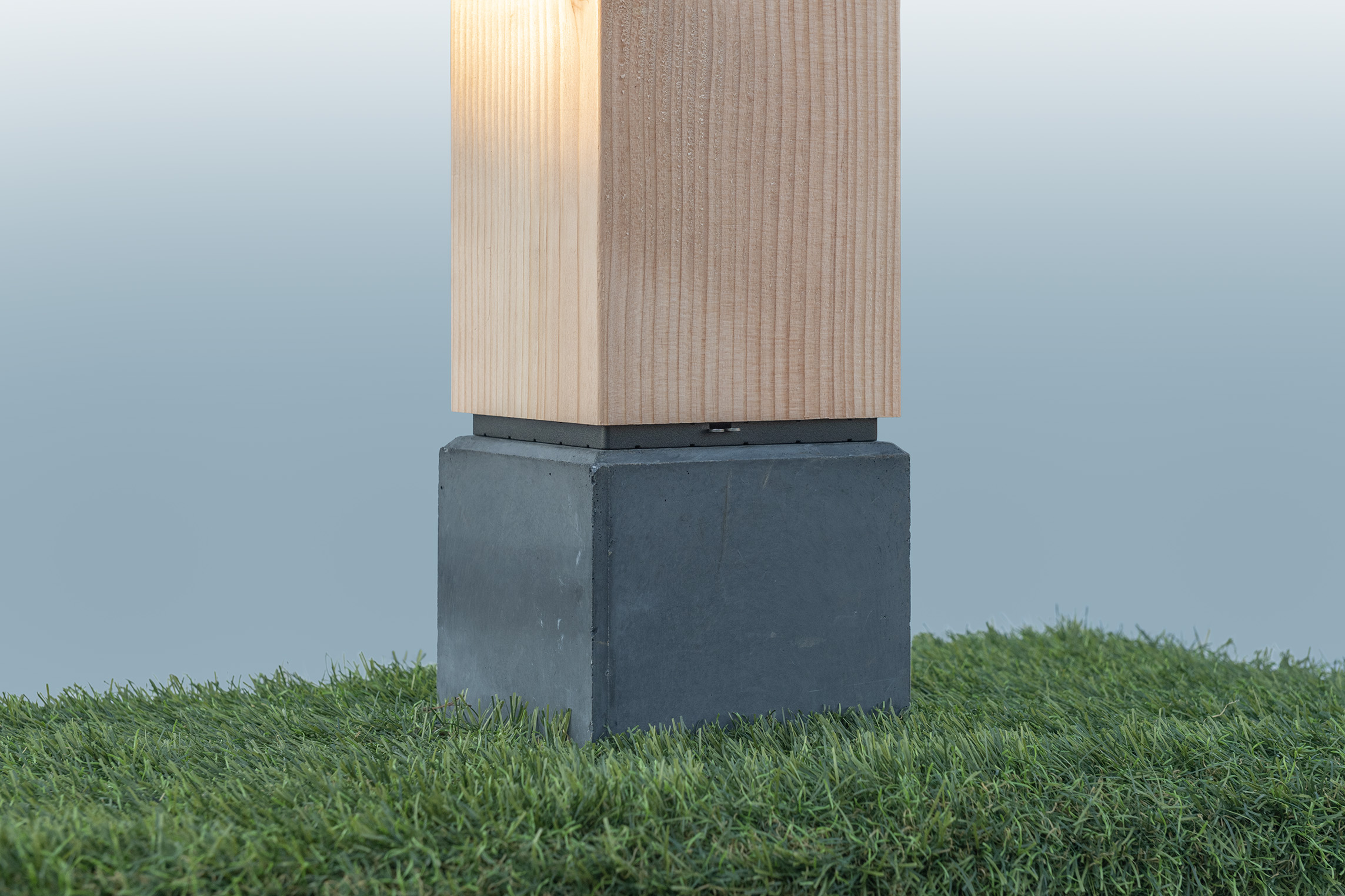 Cobblit onderplaat gemonteerd op een betonpoer onder een houten staander