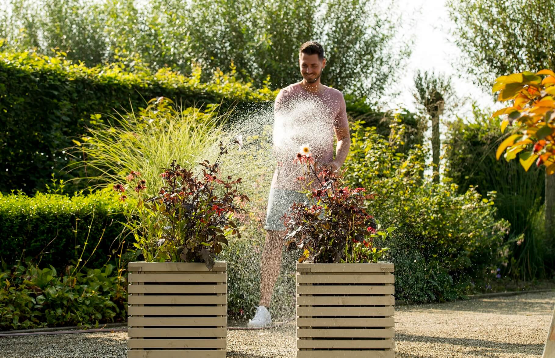 Houten bloembakken in de tuin Houten bloembakken in de tuin